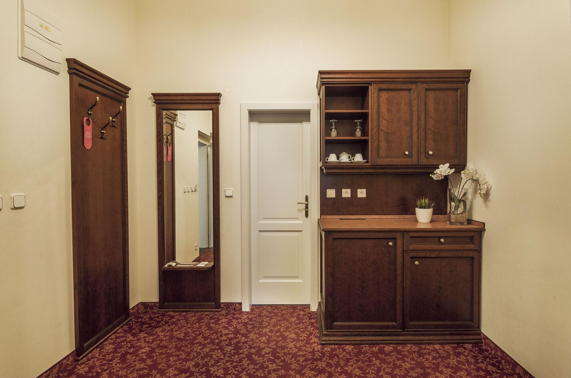 Ontario Hotel