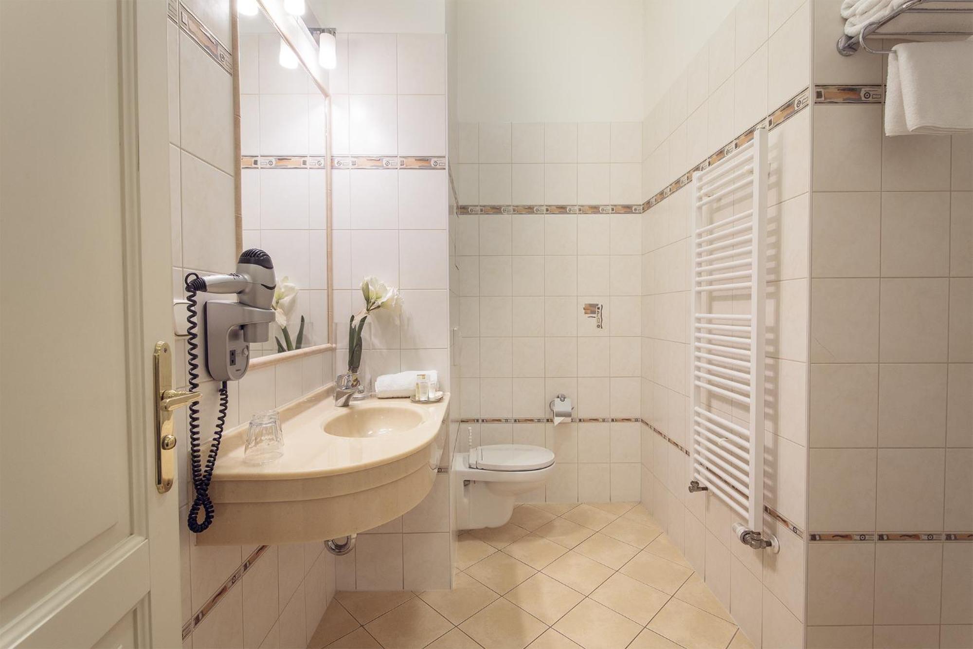 Ontario Hotel 3*